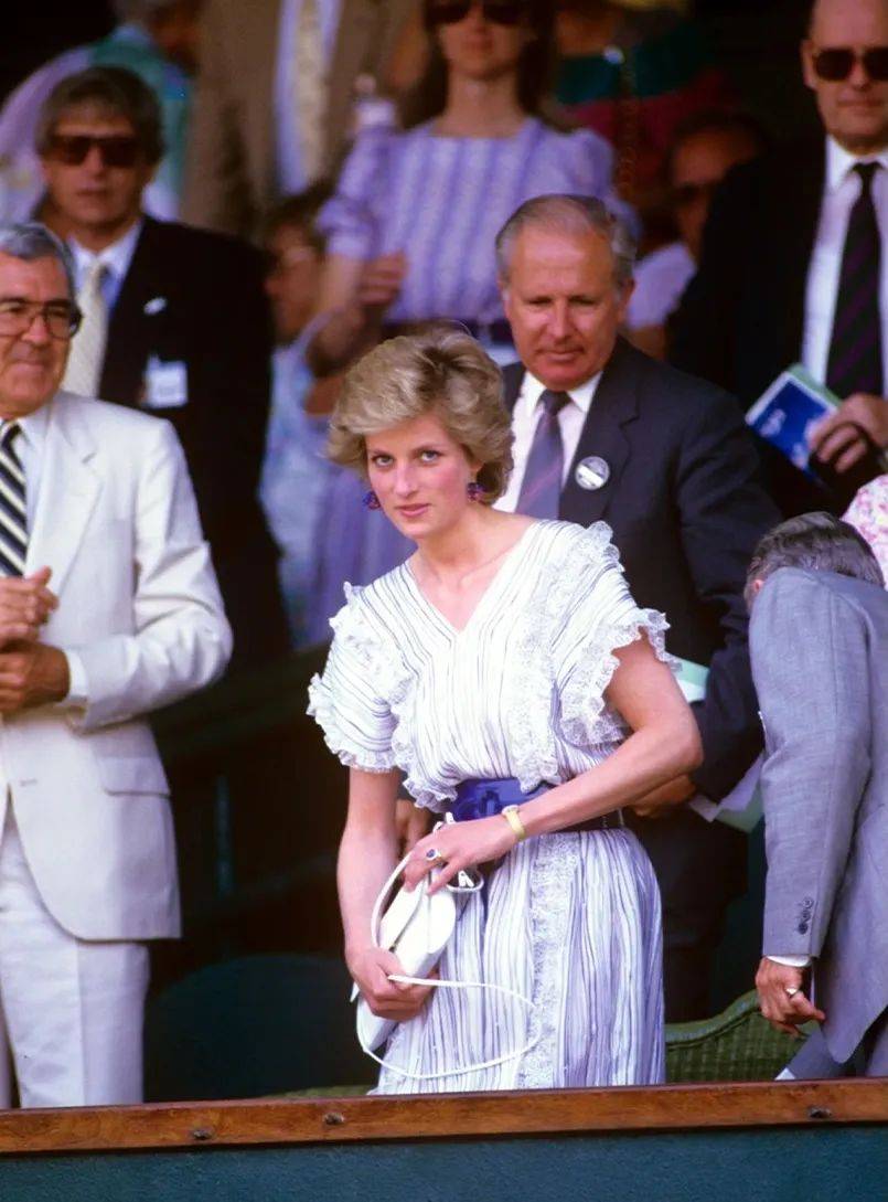 背景以及他 背景以及他