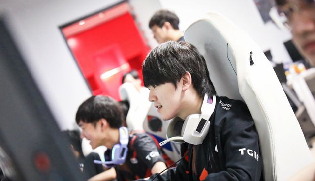 法兰克福-波鸿,巴舒亚伊建功,巴霍亚破门.